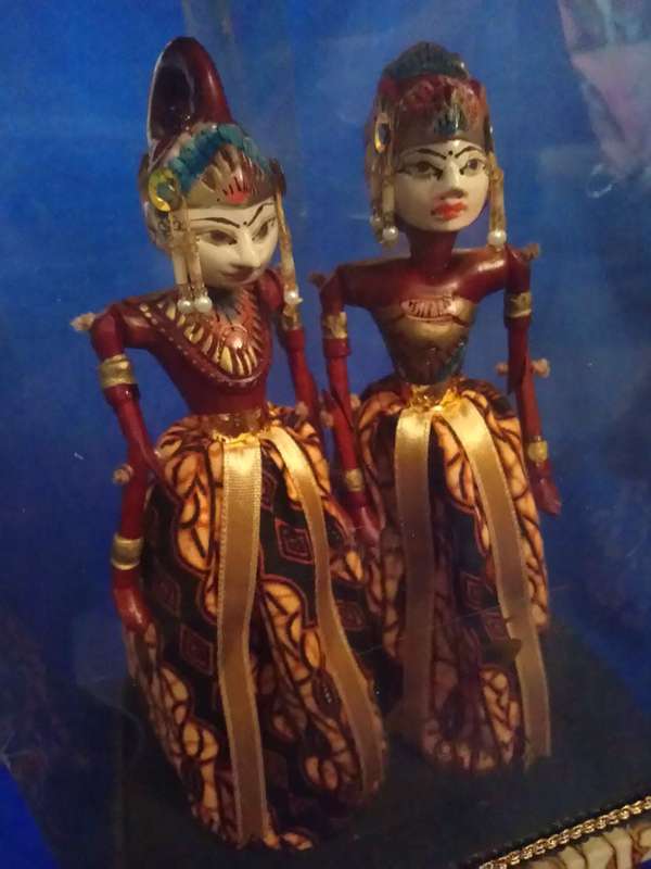 VINTAGE JATARKA INDONESIAN  PUPPET PAIR IN DISPLAY CASE.