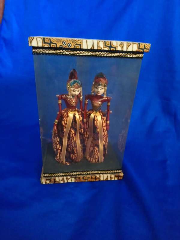 VINTAGE JATARKA INDONESIAN  PUPPET PAIR IN DISPLAY CASE.