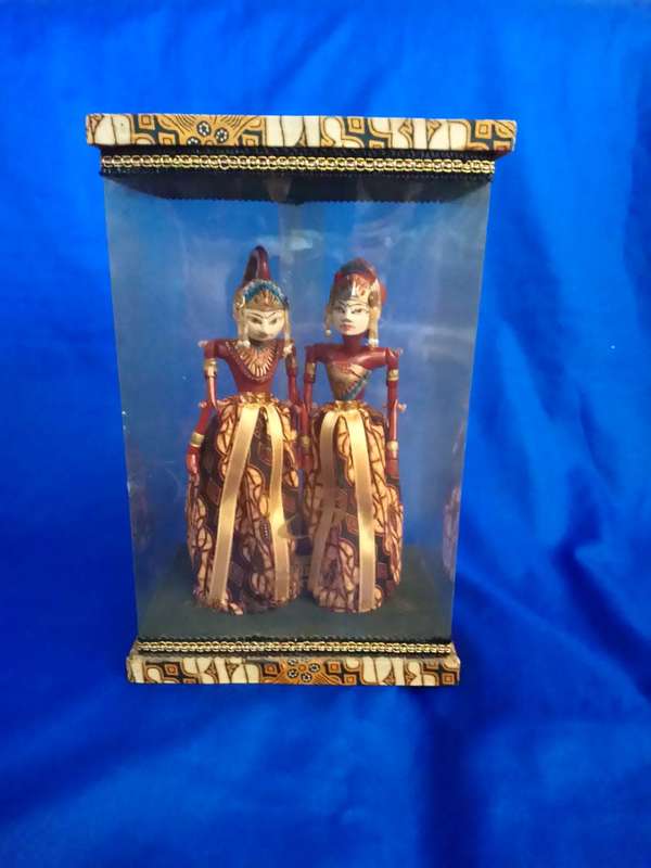 VINTAGE JATARKA INDONESIAN  PUPPET PAIR IN DISPLAY CASE.