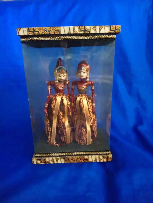 VINTAGE JATARKA INDONESIAN  PUPPET PAIR IN DISPLAY CASE.