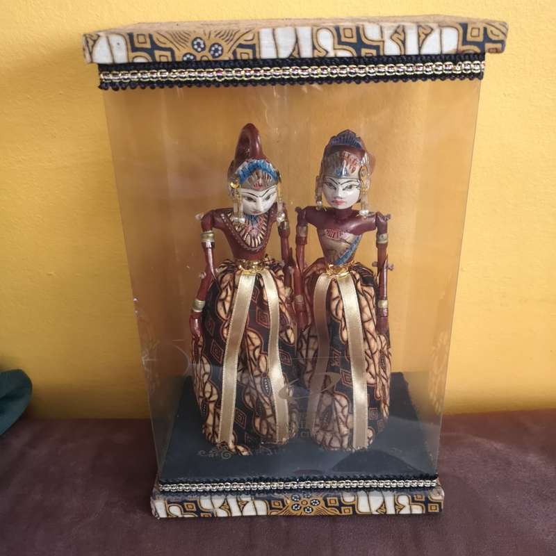 VINTAGE JATARKA INDONESIAN  PUPPET PAIR IN DISPLAY CASE.