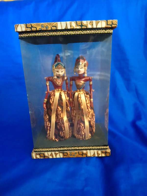 VINTAGE JATARKA INDONESIAN  PUPPET PAIR IN DISPLAY CASE.