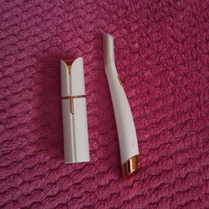 Portable Hair Removal Machine for Women with lighted non vibrating fine razor.