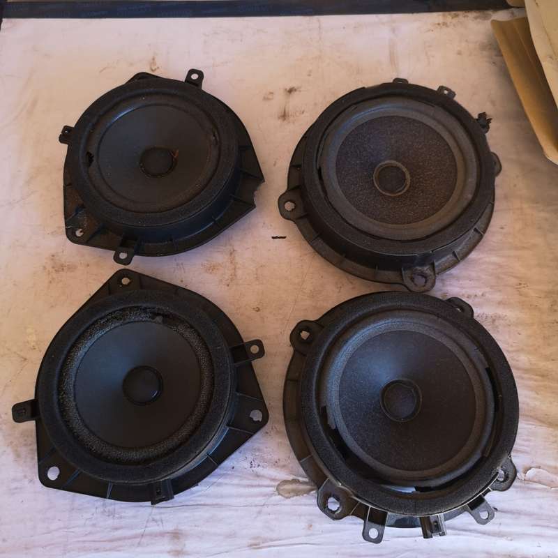 Hyundai i10 factory speakers. Front and rear sold as a set. Fair condition