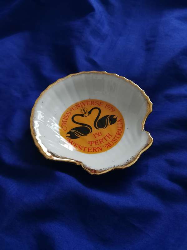 Miss Universe 1979 (Perth Western Australia) Shell Shaped Porcelain Hand Painted Gold Gilded Dish