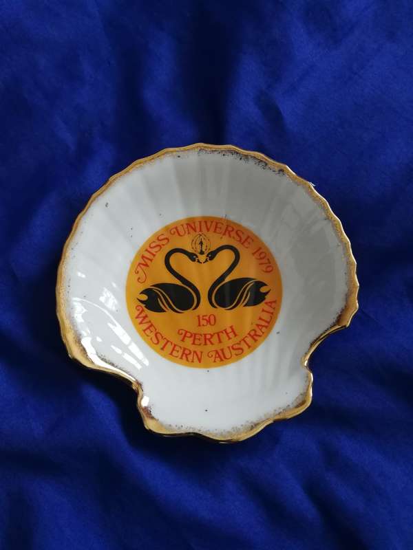 Miss Universe 1979 (Perth Western Australia) Shell Shaped Porcelain Hand Painted Gold Gilded Dish