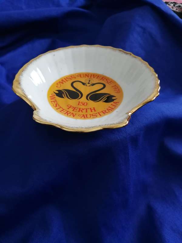 Miss Universe 1979 (Perth Western Australia) Shell Shaped Porcelain Hand Painted Gold Gilded Dish