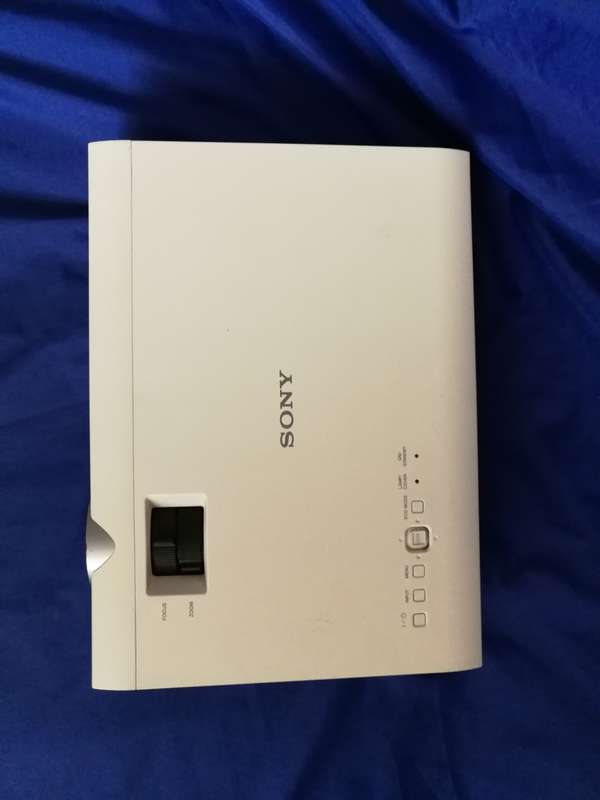 Sony VPL-DX120 HDMI 2600 Lumens XGA Mobile Projector. Screen size 30 to 300(0.76 m to 7.62 m)