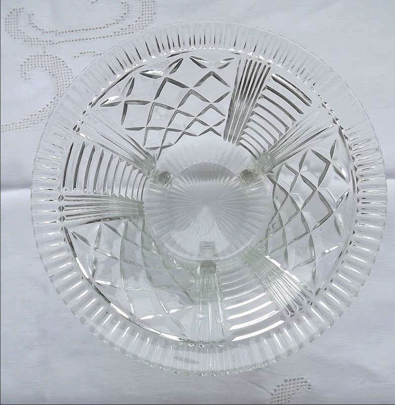 Beautiful footed glass fruit bowl. Vintage
