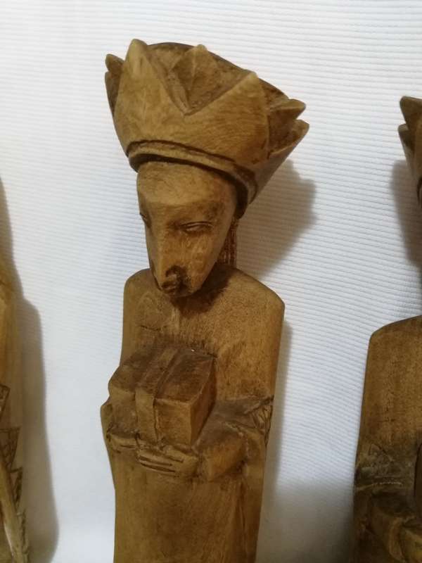 Vintage stunning wood carved figurines (6)- Origin unknown