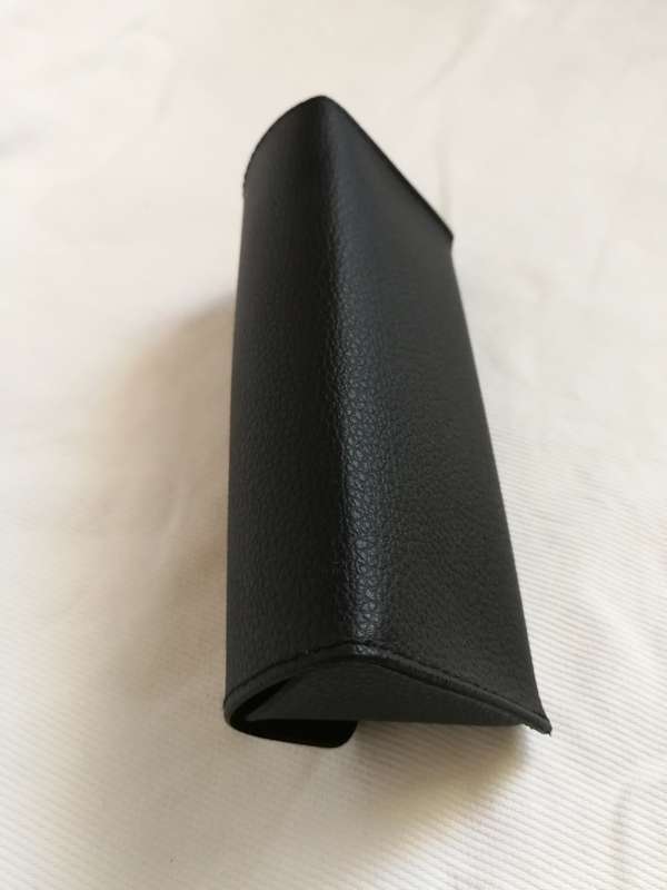 GUESS Soft Shell Black Leather glasses case with original lens cloth.
