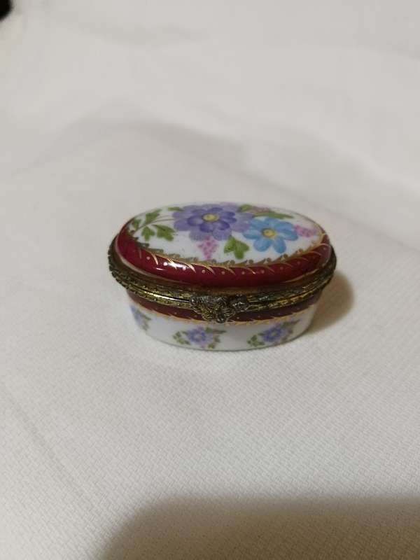 Vintage Porcelain Hinged Oval Floral Trinket/ Pill Box