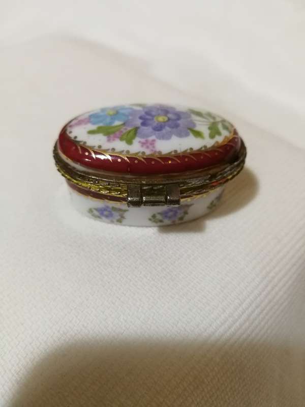 Vintage Porcelain Hinged Oval Floral Trinket/ Pill Box