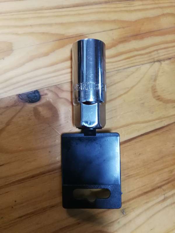 SATA Size 21 Spark plug socket with rubber insert