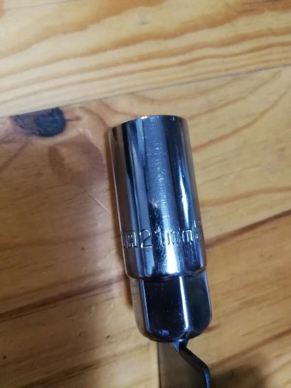 SATA Size 21 Spark plug socket with rubber insert