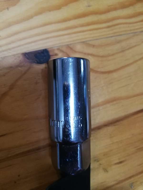 SATA Size 21 Spark plug socket with rubber insert