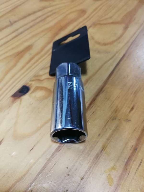 SATA Size 21 Spark plug socket with rubber insert