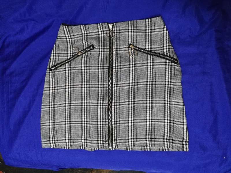 Super cute plaid tartan a-line mini skirt w zips in grey!