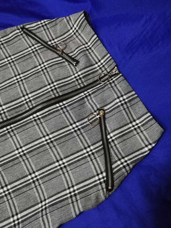 Super cute plaid tartan a-line mini skirt w zips in grey!