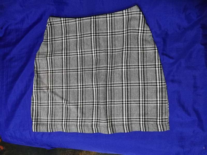 Super cute plaid tartan a-line mini skirt w zips in grey!