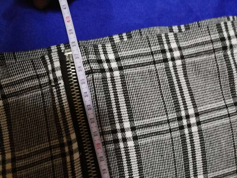 Super cute plaid tartan a-line mini skirt w zips in grey!