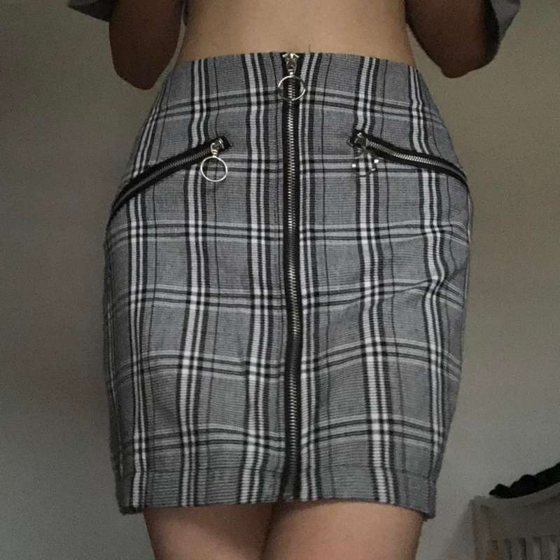 Super cute plaid tartan a-line mini skirt w zips in grey!
