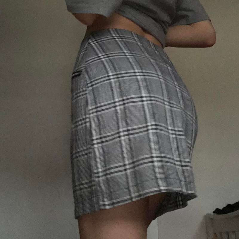 Super cute plaid tartan a-line mini skirt w zips in grey!