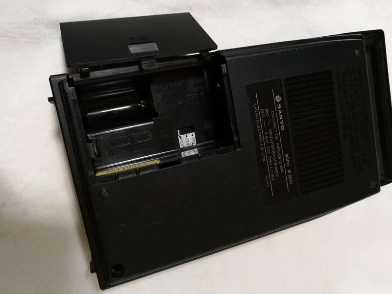 Sanyo Cassette Player/ Recorder in casing- Vintage