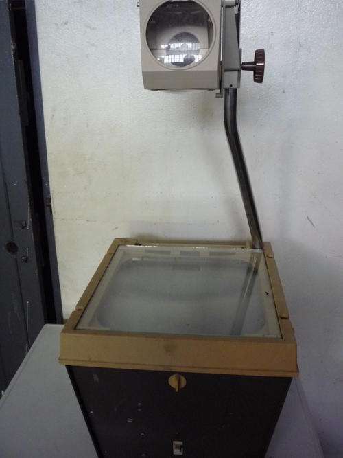 3M OVERHEAD PROJECTOR " THE FIVE SIXTY SIX "  /  REQUIRES GLOBE