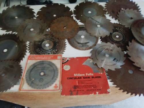 CIRCULAR SAW BLADES. TOTAL OF 19 BLADES. BIDDING ON ALL AS A LOT.