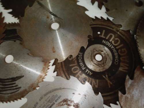 CIRCULAR SAW BLADES. TOTAL OF 19 BLADES. BIDDING ON ALL AS A LOT.