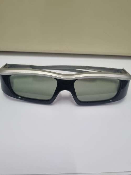 3 D GLASSES: HI SENSE SHUTTER. MODEL FPS3D05. BIDDING ON THE LOT. 4 PAIRS.