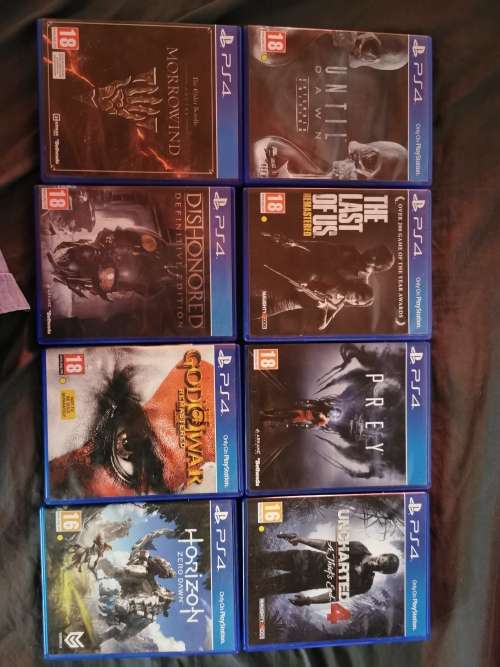 PS4 500gb, 2xcontrollers+10 games