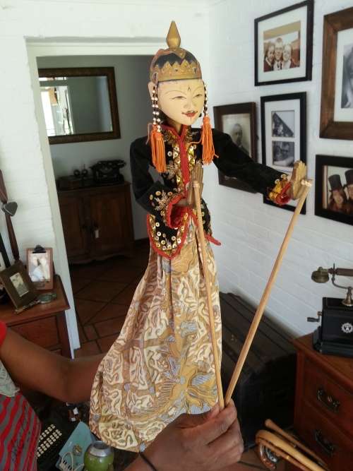 STUNNING EASTERN PUPPET    SEEN TO BE VERY OLD