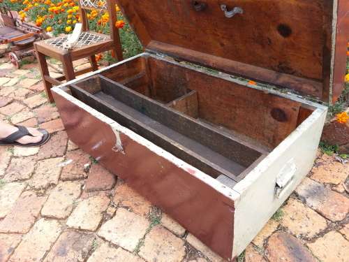 VINTAGE WOODEN TRUNK