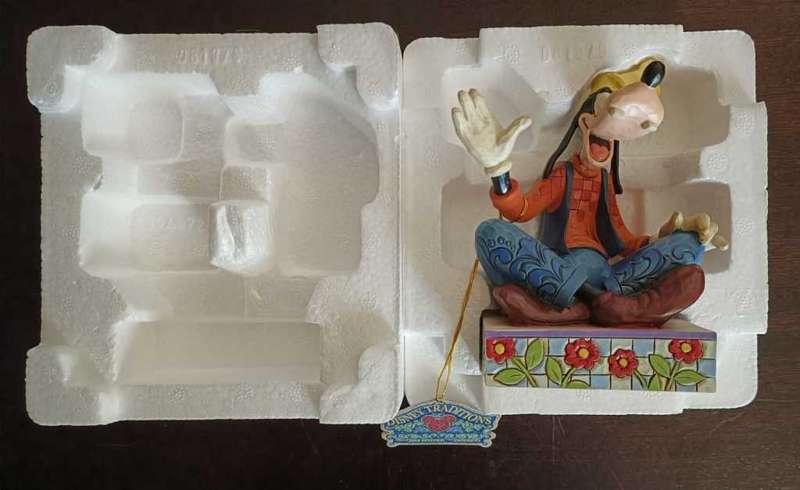 Walt Disney Showcase Collection Goofy "Gawrsh!" Figurine #4011752 Jim Shore
