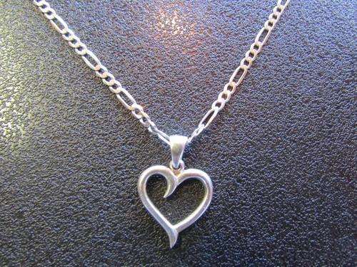A Pretty Sterling Silver Pendant & Chain