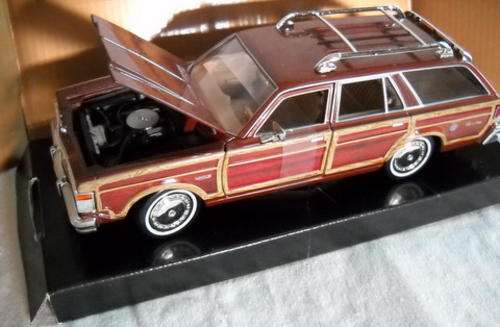 1\24 DIECAST COLLECTION  1979 CHRYSLER LEBARON TOWN & COUNTRY WAGON
