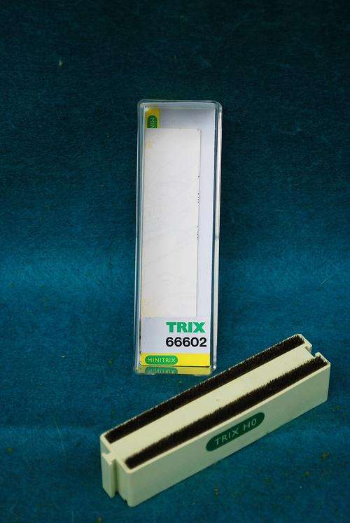 HO Trix cleaning brush