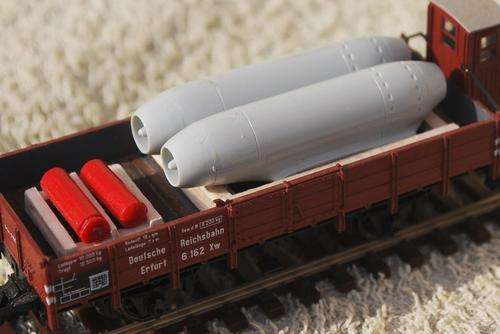 HO  load for freight wagon or truck, 2 yet engines