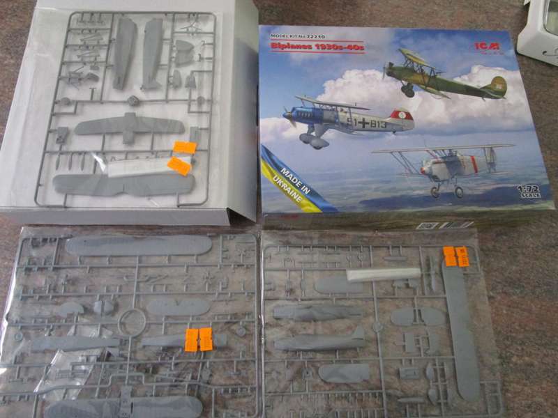 Biplanes 1930 - 40s, 3 airplanes in one kit in scale 1:72