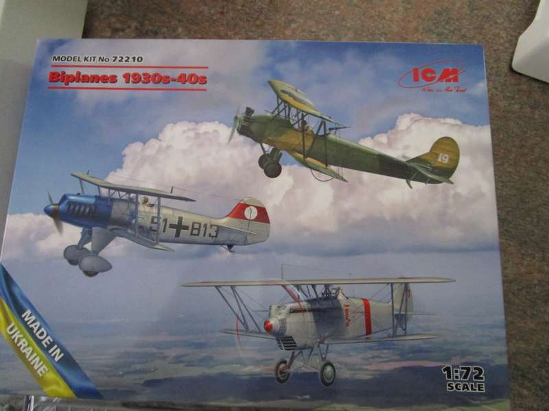 Biplanes 1930 - 40s, 3 airplanes in one kit in scale 1:72