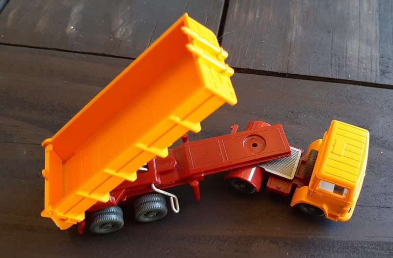 Wiking hO, MB truck and kipper.