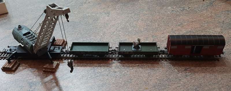 Fleischmann hO crane train, 1 crane and 3 wagons.