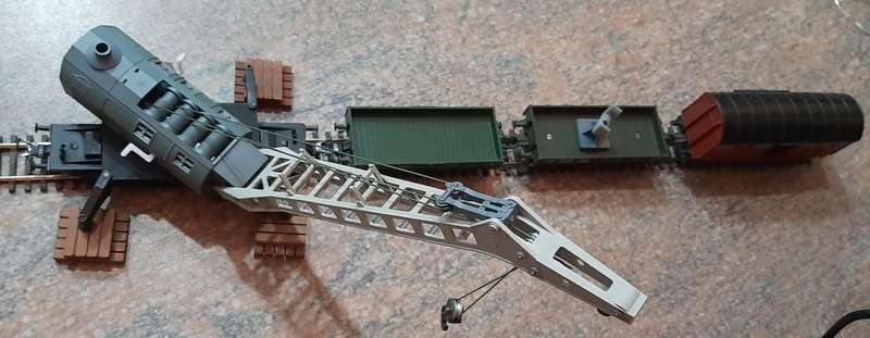 Fleischmann hO crane train, 1 crane and 3 wagons.