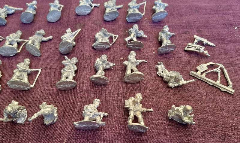Warlord game 52 figurines, metall, 28-32mm plus leaf cutter for model making of realistic trees.