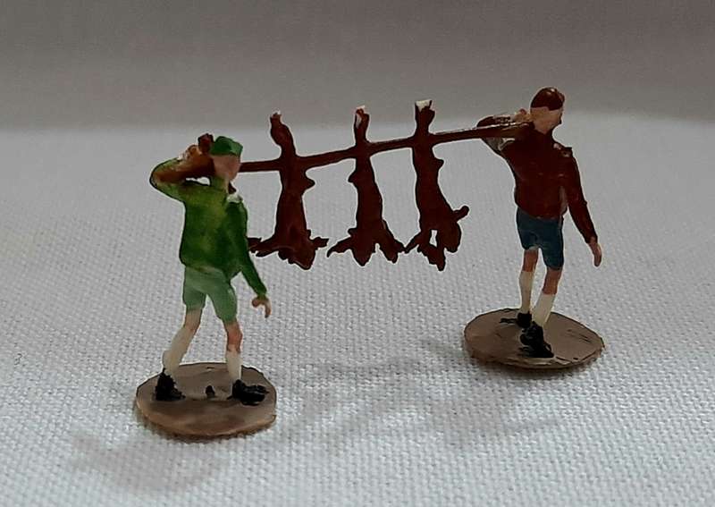 Figurines scale hO, 8 hunters with animals, 4 hunters with rifles, without original boxes