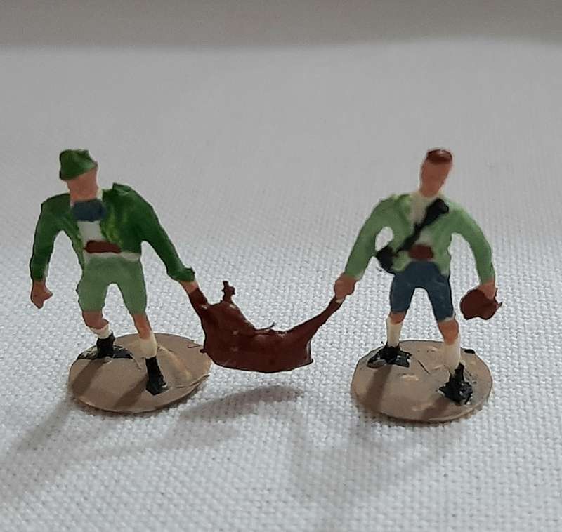 Figurines scale hO, 8 hunters with animals, 4 hunters with rifles, without original boxes