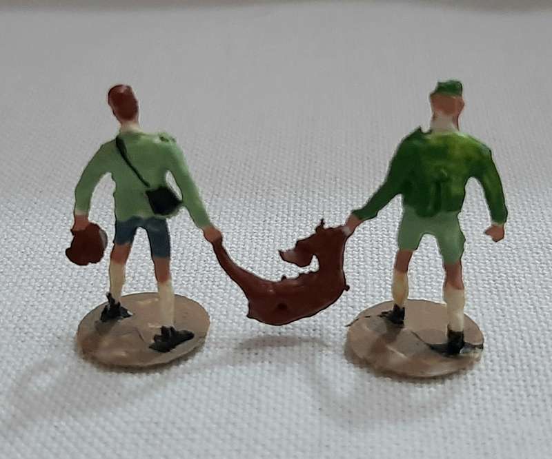 Figurines scale hO, 8 hunters with animals, 4 hunters with rifles, without original boxes
