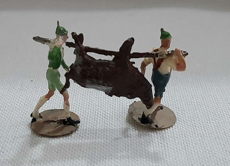 Figurines scale hO, 8 hunters with animals, 4 hunters with rifles, without original boxes